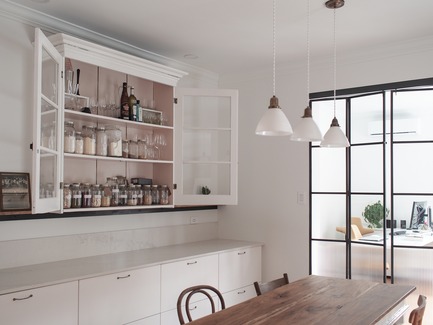 Dossier de presse | 2370-01 - Communiqué de presse | Appartement Hutchison - Atelier SUWA - Architecture résidentielle - Salle à manger: Armoire antique reconfigurée - Crédit photo : Élène Levasseur