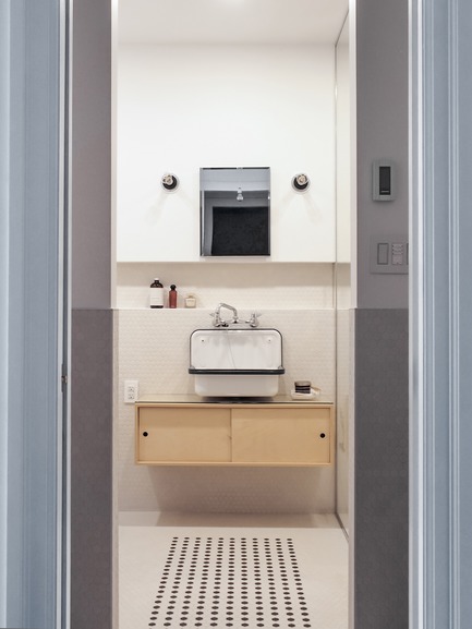 Dossier de presse | 2370-01 - Communiqué de presse | Appartement Hutchison - Atelier SUWA - Architecture résidentielle -  Salle de bain avec motif de tuile sur mesure et vanité sur mesure - Crédit photo : Élène Levasseur