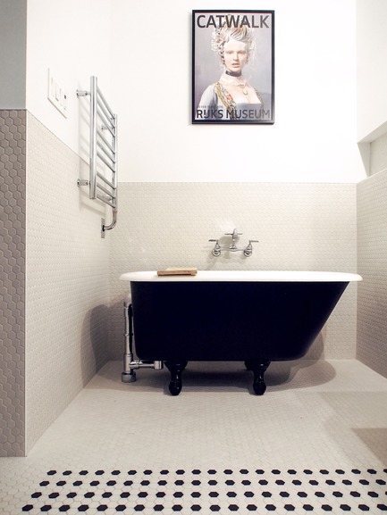 Dossier de presse | 2370-01 - Communiqué de presse | Appartement Hutchison - Atelier SUWA - Architecture résidentielle -  Salle de bain: petit bain de 4 pieds réutilisé - Crédit photo : Élène Levasseur