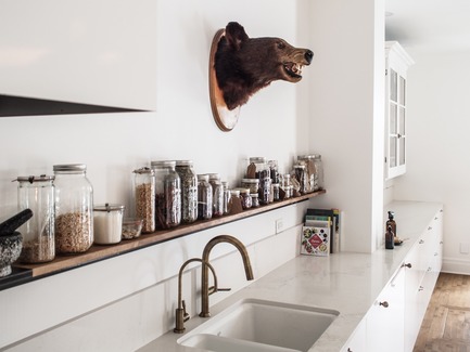 Dossier de presse | 2370-01 - Communiqué de presse | Appartement Hutchison - Atelier SUWA - Architecture résidentielle - Cuisine: Rangement ouvert au dessus d'un comptoir filant - Crédit photo : Élène Levasseur