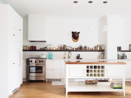 Dossier de presse | 2370-01 - Communiqué de presse | Appartement Hutchison - Atelier SUWA - Architecture résidentielle -   Cuisine avec hotte d'acier sur mesure et rangement mural - Crédit photo : Élène Levasseur