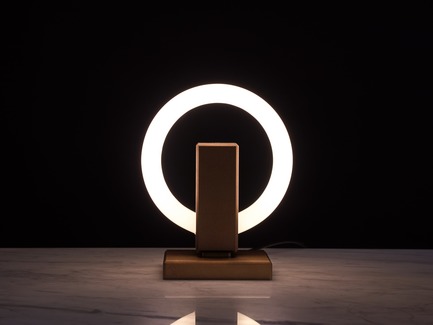 Dossier de presse | 3412-02 - Communiqué de presse | Karice, Award Winning Designer Unveils its Latest Luminaire - Olah Table Lamp - Karice Enterprises Ltd. - Produit - Olah Table Lamp - Bronze Finish - Crédit photo : Jordan N. Dery