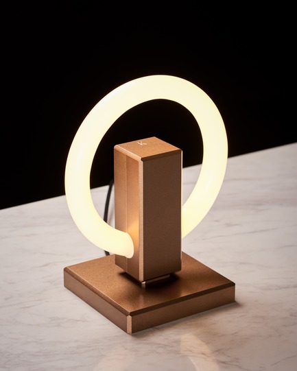 Dossier de presse | 3412-02 - Communiqué de presse | Karice, Award Winning Designer Unveils its Latest Luminaire - Olah Table Lamp - Karice Enterprises Ltd. - Produit - Olah Table Lamp - Bronze Finish - Crédit photo : Jordan N. Dery