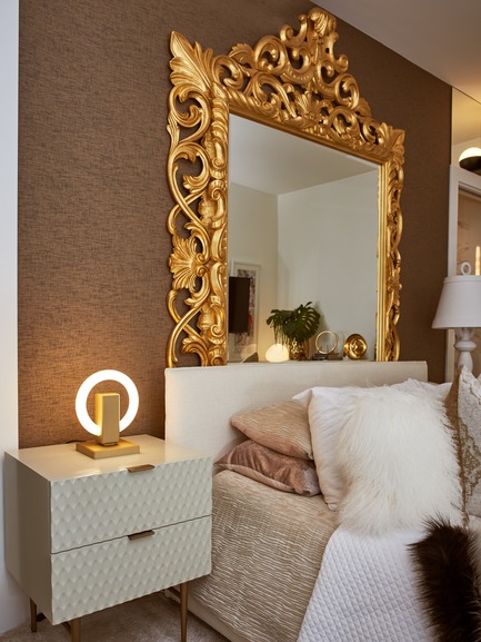 Dossier de presse | 3412-02 - Communiqué de presse | Karice, Award Winning Designer Unveils its Latest Luminaire - Olah Table Lamp - Karice Enterprises Ltd. - Produit -  Olah Table Lamp - place on a night table. - Crédit photo : Jordan N. Dery