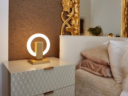 Dossier de presse | 3412-02 - Communiqué de presse | Karice, Award Winning Designer Unveils its Latest Luminaire - Olah Table Lamp - Karice Enterprises Ltd. - Produit -  Olah Table Lamp - placed on a night table. - Crédit photo : Jordan N. Dery