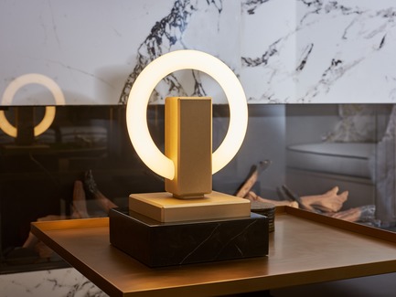Dossier de presse | 3412-02 - Communiqué de presse | Karice, Award Winning Designer Unveils its Latest Luminaire - Olah Table Lamp - Karice Enterprises Ltd. - Produit -  Olah Table Lamp - Anodized Light Gold finish. - Crédit photo : Jordan N. Dery