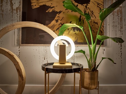 Dossier de presse | 3412-02 - Communiqué de presse | Karice, Award Winning Designer Unveils its Latest Luminaire - Olah Table Lamp - Karice Enterprises Ltd. - Produit - Olah Table Lamp - placed on a side table toning in with gold accents - Crédit photo : Jordan N. Dery