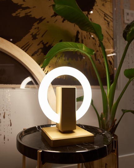 Dossier de presse | 3412-02 - Communiqué de presse | Karice, Award Winning Designer Unveils its Latest Luminaire - Olah Table Lamp - Karice Enterprises Ltd. - Produit - Olah Table Lamp - Anodized Light Gold finish - Crédit photo : Jordan N. Dery