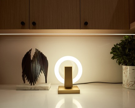 Dossier de presse | 3412-02 - Communiqué de presse | Karice, Award Winning Designer Unveils its Latest Luminaire - Olah Table Lamp - Karice Enterprises Ltd. - Produit - Olah Table Lamp - On the counter - Crédit photo : Jordan N. Dery