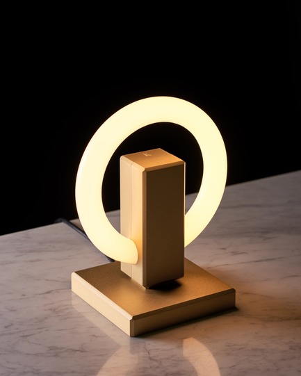 Dossier de presse | 3412-02 - Communiqué de presse | Karice, Award Winning Designer Unveils its Latest Luminaire - Olah Table Lamp - Karice Enterprises Ltd. - Produit - Olah Table Lamp - Studio photo - Crédit photo : Jordan N. Dery