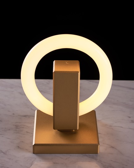 Dossier de presse | 3412-02 - Communiqué de presse | Karice, Award Winning Designer Unveils its Latest Luminaire - Olah Table Lamp - Karice Enterprises Ltd. - Produit - Olah Table Lamp - Studio Photo - Crédit photo : Jordan N. Dery