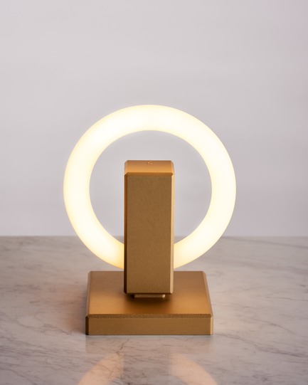 Dossier de presse | 3412-02 - Communiqué de presse | Karice, Award Winning Designer Unveils its Latest Luminaire - Olah Table Lamp - Karice Enterprises Ltd. - Produit - Olah Table Lamp - Studio Photo - Crédit photo : Jordan N. Dery