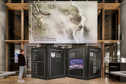 Dossier de presse | 3469-01 - Communiqué de presse | Exhibition “Architecture and Landscape in Norway” - Photographs by Ken Schluchtmann - Ken Schluchtmann - diephotodesigner.de - Évènement + Exposition - Exhibition view. Introducing the exhibition curated by Janike Kampevold Larsen, exhibition design Ken Schluchtmann with Bluescope Berlin. - Crédit photo :         © Ken Schluchtmann -&nbsp; diephotodesigner.de