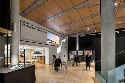 Dossier de presse | 3469-01 - Communiqué de presse | Exhibition “Architecture and Landscape in Norway” - Photographs by Ken Schluchtmann - Ken Schluchtmann - diephotodesigner.de - Évènement + Exposition - Exhibition view. Video Mapping next to the Café contextualizing the National Scenic Routes and the single spots. - Crédit photo :         © Ken Schluchtmann -&nbsp; diephotodesigner.de
