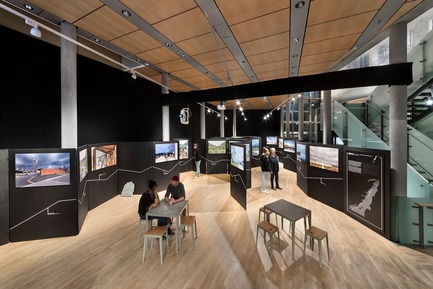 Dossier de presse | 3469-01 - Communiqué de presse | Exhibition “Architecture and Landscape in Norway” - Photographs by Ken Schluchtmann - Ken Schluchtmann - diephotodesigner.de - Évènement + Exposition - Exhibition view from the Café. Partition walls with geographic localization of the single spots. - Crédit photo :         © Ken Schluchtmann -&nbsp; diephotodesigner.de