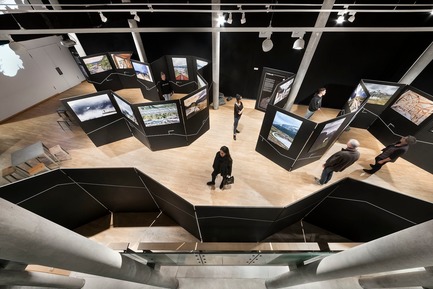 Dossier de presse | 3469-01 - Communiqué de presse | Exhibition “Architecture and Landscape in Norway” - Photographs by Ken Schluchtmann - Ken Schluchtmann - diephotodesigner.de - Évènement + Exposition - Exhibition view. The path between the partition walls. - Crédit photo :         © Ken Schluchtmann -&nbsp; diephotodesigner.de