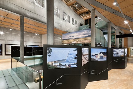 Dossier de presse | 3469-01 - Communiqué de presse | Exhibition “Architecture and Landscape in Norway” - Photographs by Ken Schluchtmann - Ken Schluchtmann - diephotodesigner.de - Évènement + Exposition - Exhibition view. Looking up from the first to the second floor. - Crédit photo :         © Ken Schluchtmann -&nbsp; diephotodesigner.de