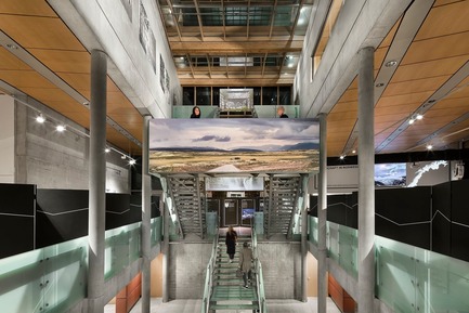 Dossier de presse | 3469-01 - Communiqué de presse | Exhibition “Architecture and Landscape in Norway” - Photographs by Ken Schluchtmann - Ken Schluchtmann - diephotodesigner.de - Évènement + Exposition - Exhibition view. Staircase of the Felleshus introducing the exhibition on all floors. - Crédit photo :         © Ken Schluchtmann -&nbsp; diephotodesigner.de