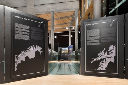 Dossier de presse | 3469-01 - Communiqué de presse | Exhibition “Architecture and Landscape in Norway” - Photographs by Ken Schluchtmann - Ken Schluchtmann - diephotodesigner.de - Évènement + Exposition - Exhibition view. Using the architecture of Fellehus to create an immersive visitors' experience. - Crédit photo :         © Ken Schluchtmann -&nbsp; diephotodesigner.de