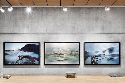 Dossier de presse | 3469-01 - Communiqué de presse | Exhibition “Architecture and Landscape in Norway” - Photographs by Ken Schluchtmann - Ken Schluchtmann - diephotodesigner.de - Évènement + Exposition - Exhibition view. Latex prints on Aludibond -        Trollstigen Visitor Center by Reiulf Ramstad Architects. Norwegian stones. - Crédit photo :         © Ken Schluchtmann -&nbsp; diephotodesigner.de