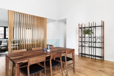 Dossier de presse | 1077-06 - Communiqué de presse | La Bibliothèque ouverte - Kastella - Produit - S305 Étroit en Noyer et Fenix noir - Projet MXMA Pearl House - Crédit photo : Annie Fafard