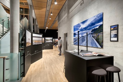 Dossier de presse | 3469-01 - Communiqué de presse | Exhibition “Architecture and Landscape in Norway” - Photographs by Ken Schluchtmann - Ken Schluchtmann - diephotodesigner.de - Évènement + Exposition - Exhibition view. Bespoke table with Schluchtmann's book "Architecture and Landscape in Norway", edited by Hatje Cantz. - Crédit photo :         © Ken Schluchtmann -&nbsp; diephotodesigner.de
