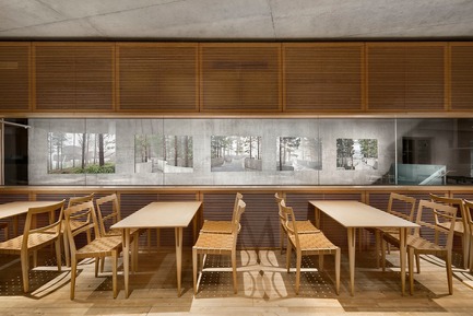 Dossier de presse | 3469-01 - Communiqué de presse | Exhibition “Architecture and Landscape in Norway” - Photographs by Ken Schluchtmann - Ken Schluchtmann - diephotodesigner.de - Évènement + Exposition - View from the Felleshus canteen to Schluchtmann's photographs of Sohlbergplassen in Rondane by architect Carl-Viggo Hølmebakk - Crédit photo :         © Ken Schluchtmann -&nbsp; diephotodesigner.de