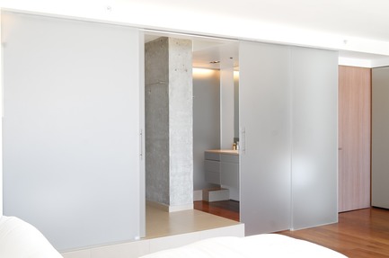 Press kit | 2933-02 - Press release | Ocean Residence - Heusch Inc. - Residential Interior Design - Bathroom partitioned doors - low iron glass&nbsp;  - Photo credit: Gerhard Heusch&nbsp;