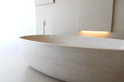 Press kit | 2933-02 - Press release | Ocean Residence - Heusch Inc. - Residential Interior Design - Custom limestone bathtub&nbsp;   - Photo credit:  Gerhard Heusch&nbsp; 