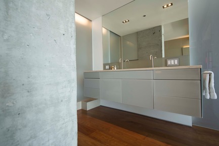 Press kit | 2933-02 - Press release | Ocean Residence - Heusch Inc. - Residential Interior Design - Custom vanity in spandrel glass  - Photo credit: David Koenig&nbsp;