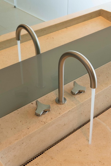 Press kit | 2933-02 - Press release | Ocean Residence - Heusch Inc. - Residential Interior Design - Custom sink and CEA faucet&nbsp;  - Photo credit: David Koenig&nbsp;