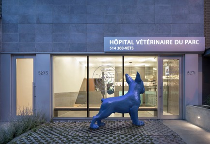 Dossier de presse | 1560-02 - Communiqué de presse | Hôpital Vétérinaire du Parc - TBA / Thomas Balaban Architecte - Design d’intérieur commercial - Vue sur la rue - Crédit photo : Adrien Williams