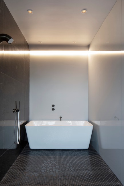 Dossier de presse | 1560-02 - Communiqué de presse | Hôpital Vétérinaire du Parc - TBA / Thomas Balaban Architecte - Design d’intérieur commercial -  Salle de bain&nbsp;  - Crédit photo : Adrien Williams