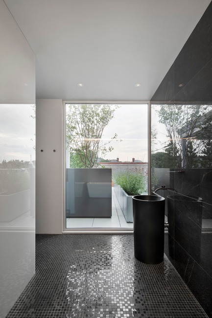 Dossier de presse | 1560-02 - Communiqué de presse | Hôpital Vétérinaire du Parc - TBA / Thomas Balaban Architecte - Design d’intérieur commercial - Vue de la salle de bain  - Crédit photo : Adrien Williams