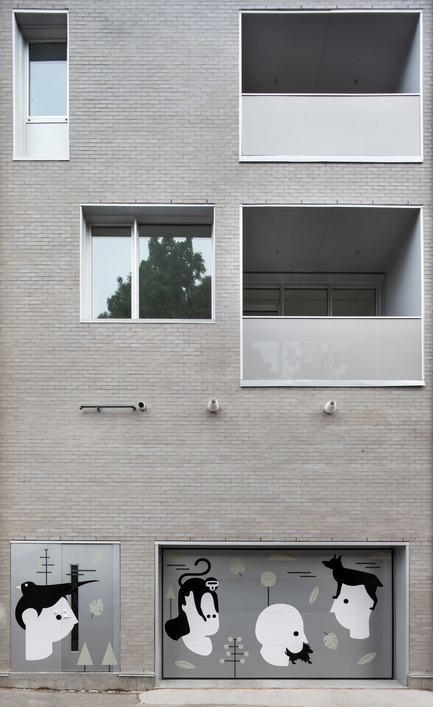 Dossier de presse | 1560-02 - Communiqué de presse | Hôpital Vétérinaire du Parc - TBA / Thomas Balaban Architecte - Design d’intérieur commercial - Façade arrière avec murale - Crédit photo : Adrien Williams