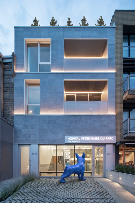 Dossier de presse | 1560-02 - Communiqué de presse | Hôpital Vétérinaire du Parc - TBA / Thomas Balaban Architecte - Design d’intérieur commercial -  L'éclairage de&nbsp;la&nbsp;façade avant&nbsp;  - Crédit photo : Adrien Williams