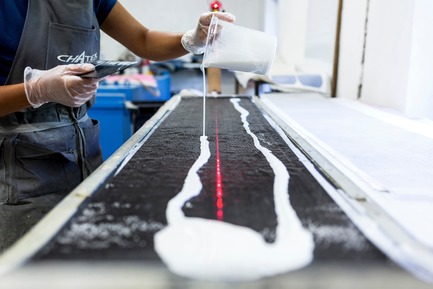 Dossier de presse | 1119-04 - Communiqué de presse | Une marque de ski révolutionnaire, 100% imaginée et fabriquée en France - La Fabrique du Ski - Produit - Procédé de moulage - Crédit photo : Thomas Lang
