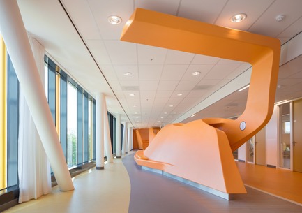 Press kit | 3665-01 - Press release | PrestigiousiF DESIGN AWARD 2019 for Experience Design OfficeMMEK’ - MMEK' - Commercial Interior Design - Park –&nbsp;        It contains play elements and relaxation corners that stimulate patients to move around or spend time with their relatives. Patients with less physical strength are also stimulated to take more exercise here. It is an attractive, open space in which patients and relatives can meet while enjoying a beautiful view of the surrounding area. - Photo credit: Ewout Huibers