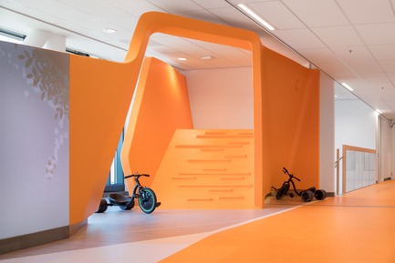 Press kit | 3665-01 - Press release | PrestigiousiF DESIGN AWARD 2019 for Experience Design OfficeMMEK’ - MMEK' - Commercial Interior Design - Park –&nbsp; It contains play elements and relaxation corners that stimulate patients to move around or spend time with their relatives. Patients with less physical strength are also stimulated to take more exercise here. It is an attractive, open space in which patients and relatives can meet while enjoying a beautiful view of the surrounding area. - Photo credit: Ewout Huibers