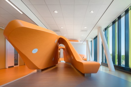 Press kit | 3665-01 - Press release | PrestigiousiF DESIGN AWARD 2019 for Experience Design OfficeMMEK’ - MMEK' - Commercial Interior Design - Park –&nbsp; It contains play elements and relaxation corners that stimulate patients to move around or spend time with their relatives. Patients with less physical strength are also stimulated to take more exercise here. It is an attractive, open space in which patients and relatives can meet while enjoying a beautiful view of the surrounding area. - Photo credit: Ewout Huibers
