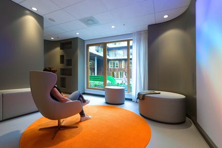 Press kit | 3665-01 - Press release | PrestigiousiF DESIGN AWARD 2019 for Experience Design OfficeMMEK’ - MMEK' - Commercial Interior Design - The quiet room –&nbsp; The design of the quiet room is not based on a religious conviction or persuasion. The gradually changing light wall creates a balanced dynamic in the space, so that people can unwind. A muted room that is effectively screened off from external stimuli, giving people the space they need to reflect and perform their own rituals. - Photo credit: Chris van Koeverden