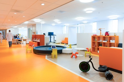 Press kit | 3665-01 - Press release | PrestigiousiF DESIGN AWARD 2019 for Experience Design OfficeMMEK’ - MMEK' - Commercial Interior Design -          <span class=""></span>Daycare –&nbsp;        The day-care rooms on the second and third floors are two special areas. These large open spaces are divided into smaller units that families can retreat to and in which children can do their homework or play. The layout is such that care providers still have a clear overview of the entire space. - Photo credit: Chris van Koeverden