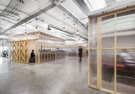 Press kit | 1152-10 - Press release | Micro-City for Creatives - By LumiGroup and Imperatori Design - Commercial Interior Design - Polycarbonate meeting cubes create link between the teams - Photo credit: Stéphane Brügger