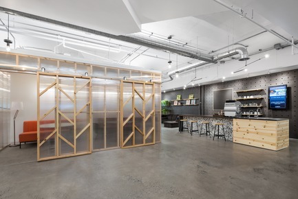 Press kit | 1152-10 - Press release | Micro-City for Creatives - By LumiGroup and Imperatori Design - Commercial Interior Design - Story wall and café near editing/recording studios - Photo credit: Stéphane Brügger