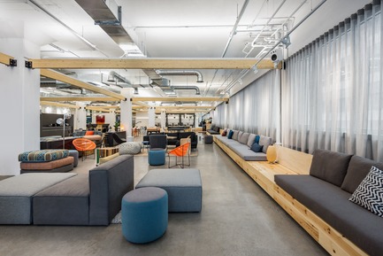 Press kit | 1152-10 - Press release | Micro-City for Creatives - By LumiGroup and Imperatori Design - Commercial Interior Design - Lounge and dining area adjoining the lobby - Photo credit: Stéphane Brügger