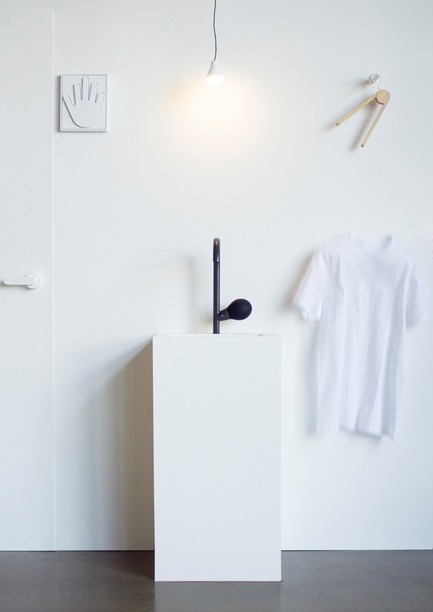Dossier de presse | 2704-04 - Communiqué de presse | Pure Talents Contest 2019: 26 Forward-Looking Product Ideas at imm cologne and LivingKitchen - imm cologne 2019, Koelnmesse GmbH - Design d’intérieur résidentiel - Need a little reminder? The Conscious Unconsciousness by Michael Varga is a plea for greater awareness when it comes to everyday consumption habits. Here, for instance, a clothes hanger enters into a dialogue with its human user by throwing off clothes that haven’t been worn for a long time. - Crédit photo : Michael Varga; Koelnmesse