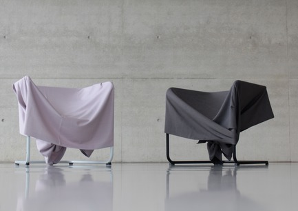 Dossier de presse | 2704-04 - Communiqué de presse | Pure Talents Contest 2019: 26 Forward-Looking Product Ideas at imm cologne and LivingKitchen - imm cologne 2019, Koelnmesse GmbH - Design d’intérieur résidentiel - Less is sometimes more. The 2018 chair designed by Zohair Zouirech derives its poetry from the fact that its volume is left undefined: the chair has no seat at all until the user ties a simple knot in its textile throw. The soft fabric creates an interesting contrast with the matter-of-fact tubular steel frame. - Crédit photo : Zohair Zouirech; Koelnmesse
