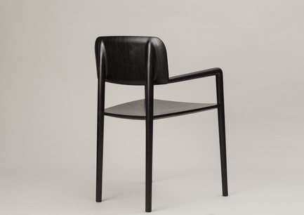 Dossier de presse | 2704-04 - Communiqué de presse | Pure Talents Contest 2019: 26 Forward-Looking Product Ideas at imm cologne and LivingKitchen - imm cologne 2019, Koelnmesse GmbH - Design d’intérieur résidentiel - Lean on me: mahu by Kevin Gerstmeier is a classic armrest chair made of stained and varnished oak and is a new take on the soft, organic forms of the 1960s. The legs grow out of the backrest like branches from a tree trunk. - Crédit photo : Kevin Gerstmeier; Koelnmesse