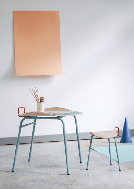 Dossier de presse | 2704-04 - Communiqué de presse | Pure Talents Contest 2019: 26 Forward-Looking Product Ideas at imm cologne and LivingKitchen - imm cologne 2019, Koelnmesse GmbH - Design d’intérieur résidentiel - An A for dynamic sitting: Cléo is a table-and-chair ensemble by Julian Ribler and represents a new type of school furniture for alternative learning spaces. Thanks to its imaginative, playful and dynamic design, Cléo challenges traditional school furniture typologies that generally force children to adopt an upright, static position. - Crédit photo : Julian Ribler; Koelnmesse