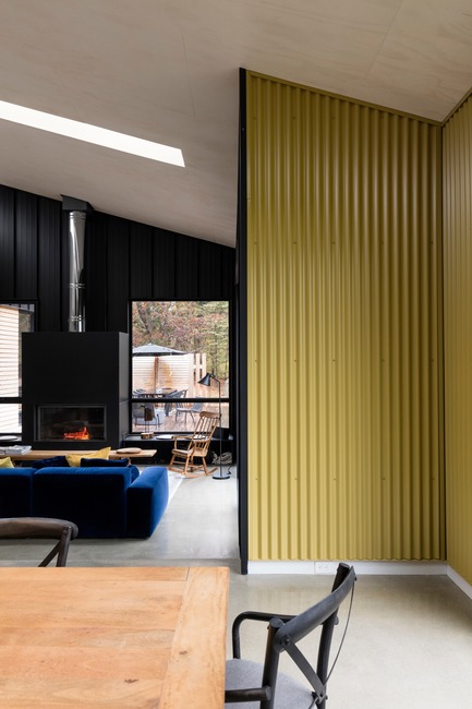 Press kit | 1332-03 - Press release | A Playful Rural Industrial Aesthetic - Tux Creative - Residential Architecture - Photo credit: Maxime Brouillet